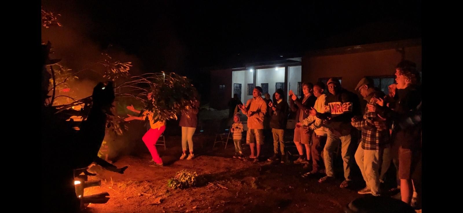 fête autour d’un grand feu.